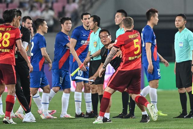 媒体人：徐昕王俊杰铁定是未来国家队轮换 个别人该放弃就放弃吧